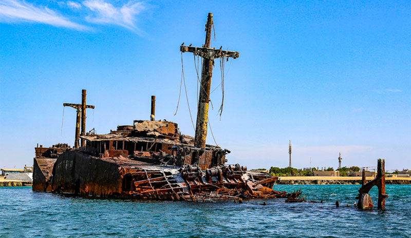 کشتی یونانی رو به ویرانی