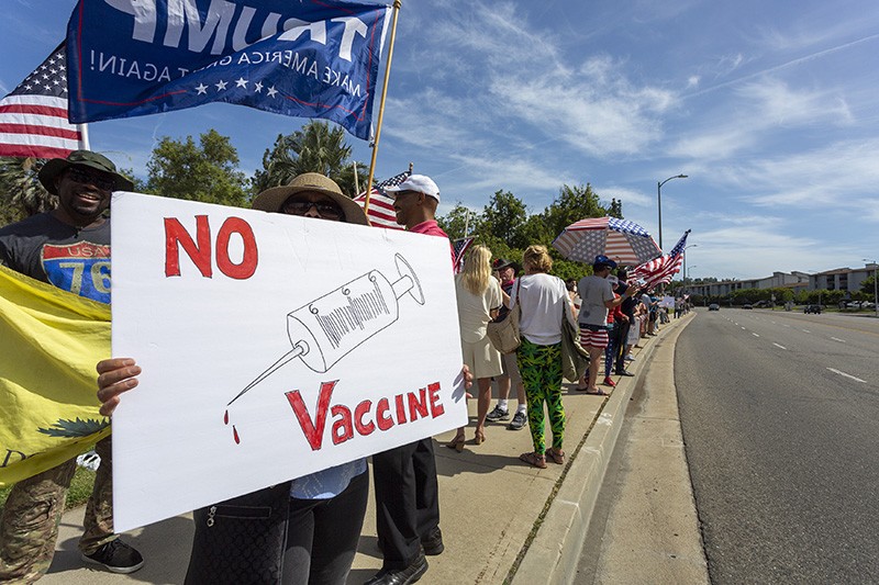 واکسن ناباوری و معضل پایان کرونا/ نتیجه دعوای سیاسی «واکسن بسازیم» با «واکسن بخریم» چیست؟