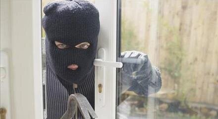 کتک زدن دزدی که وارد خانه شده جرم است؟