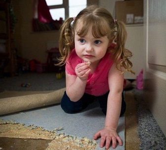 دختری که فرش می‌خورد! +تصاویر