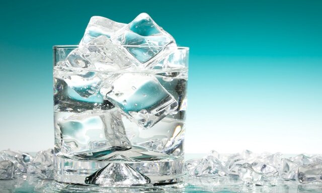 مضررات نوشیدن آب یخ