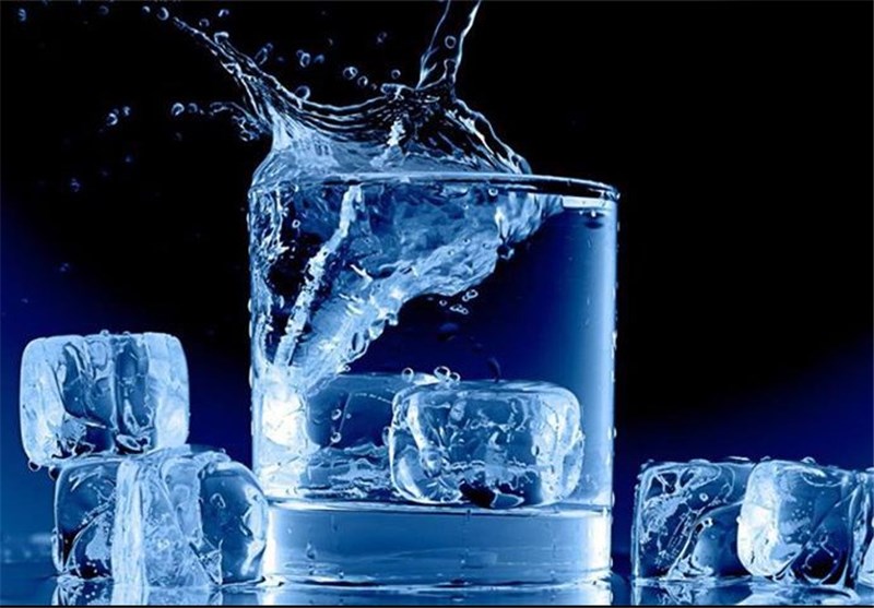 نوشیدن آب یخ 