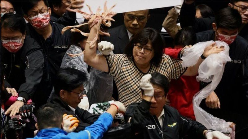 پرتاب دل و روده خوک در پارلمان تایوان در اعتراض به واردات گوشت آمریکایی +عکس