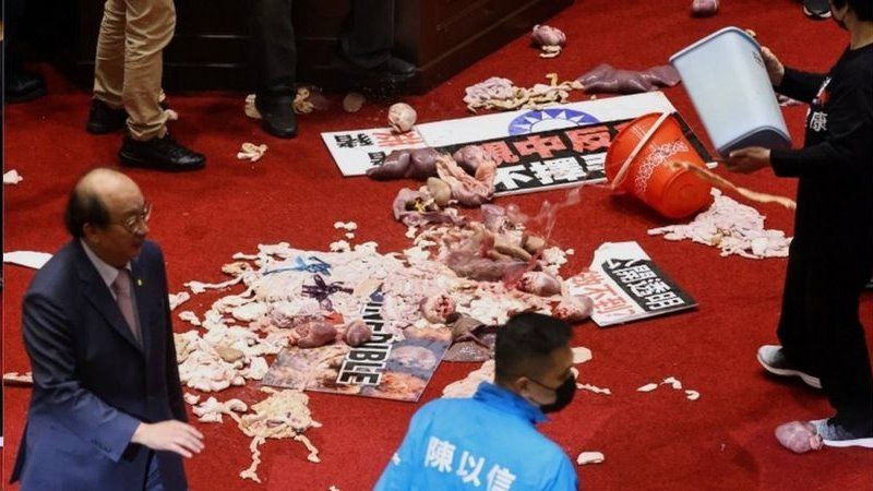 پرتاب دل و روده خوک در پارلمان تایوان در اعتراض به واردات گوشت آمریکایی +عکس
