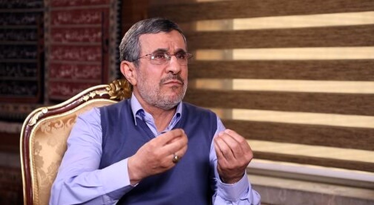 احمدی‌نژاد مدعی شد: در ستاد ملی آمارهای کرونا را دستکاری می‌کنند! / احتمالا مسئولین کشور خودشان واکسن زده‌اند و خیالشان راحت است