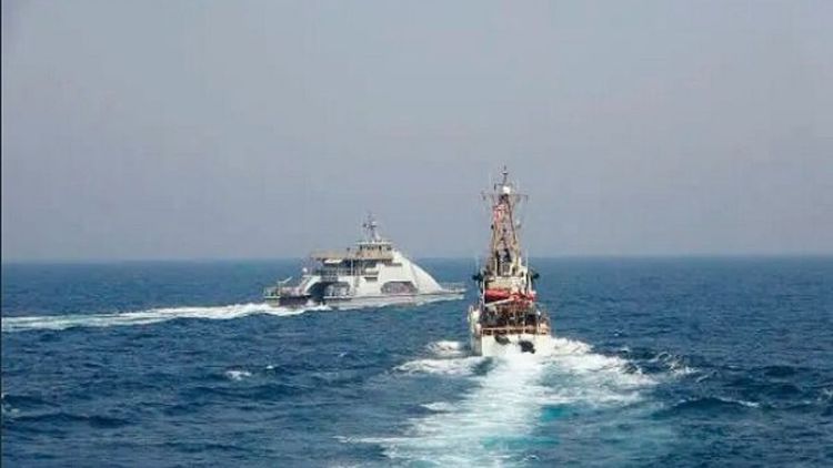 شلیک تیرهای هشدار کشتی آمریکایی به سمت قایق‌های نظامی ایران