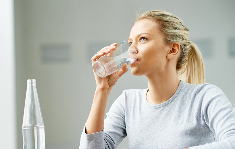 چقدر آب بخوریم و چگونه کمبود آب در بدن را تشخیص بدهیم؟
