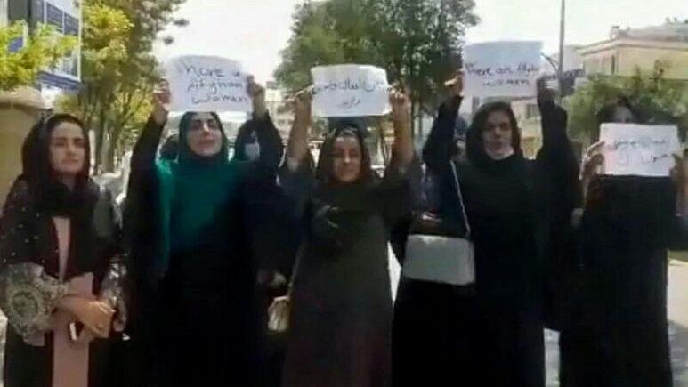 تجمع اعتراضی زنان  مقابل کاخ ریاست جمهوری در کابل +عکس