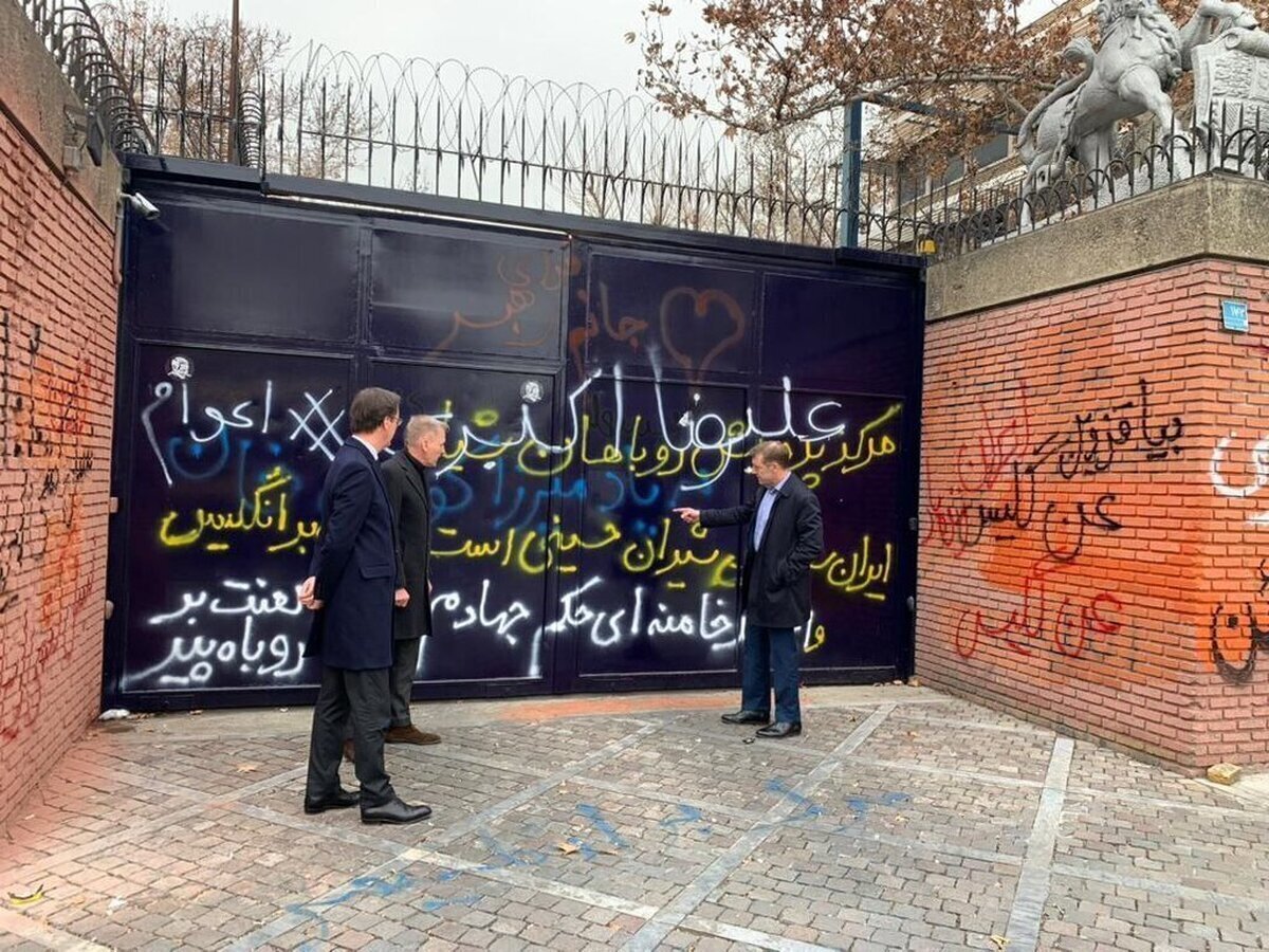 شعار نویسی برروی دیوار سفارت انگلستان