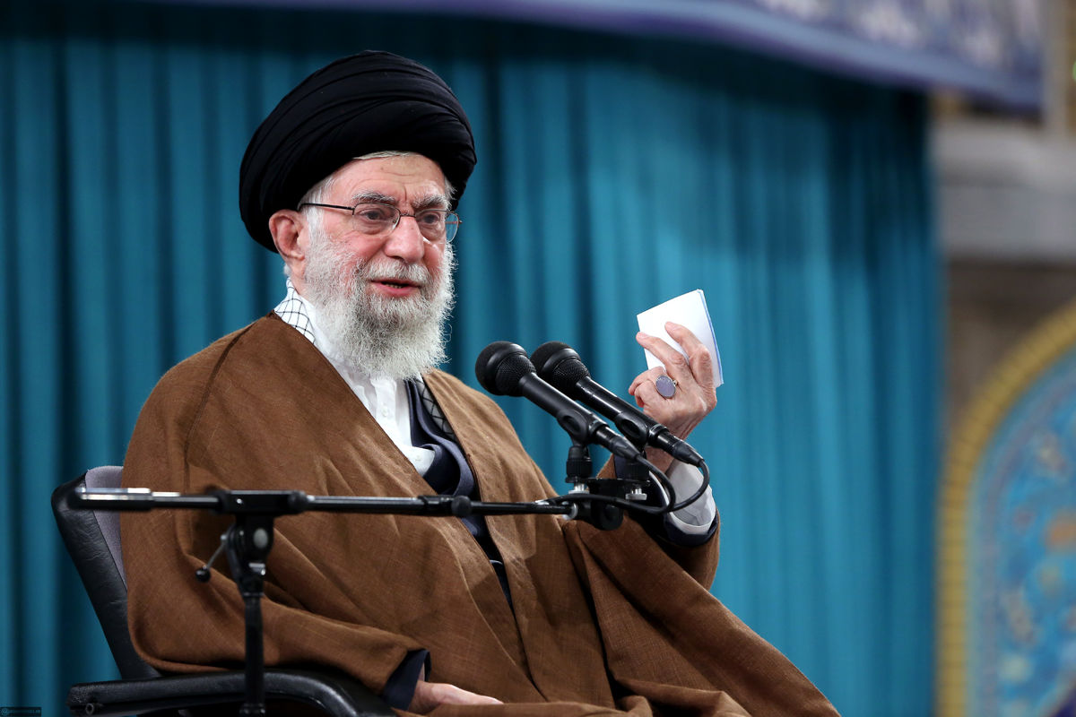 رهبر انقلاب اسلامی در پیام به حجاج: غرب مستکبر روزبه‌روز ضعیف‌تر شده است