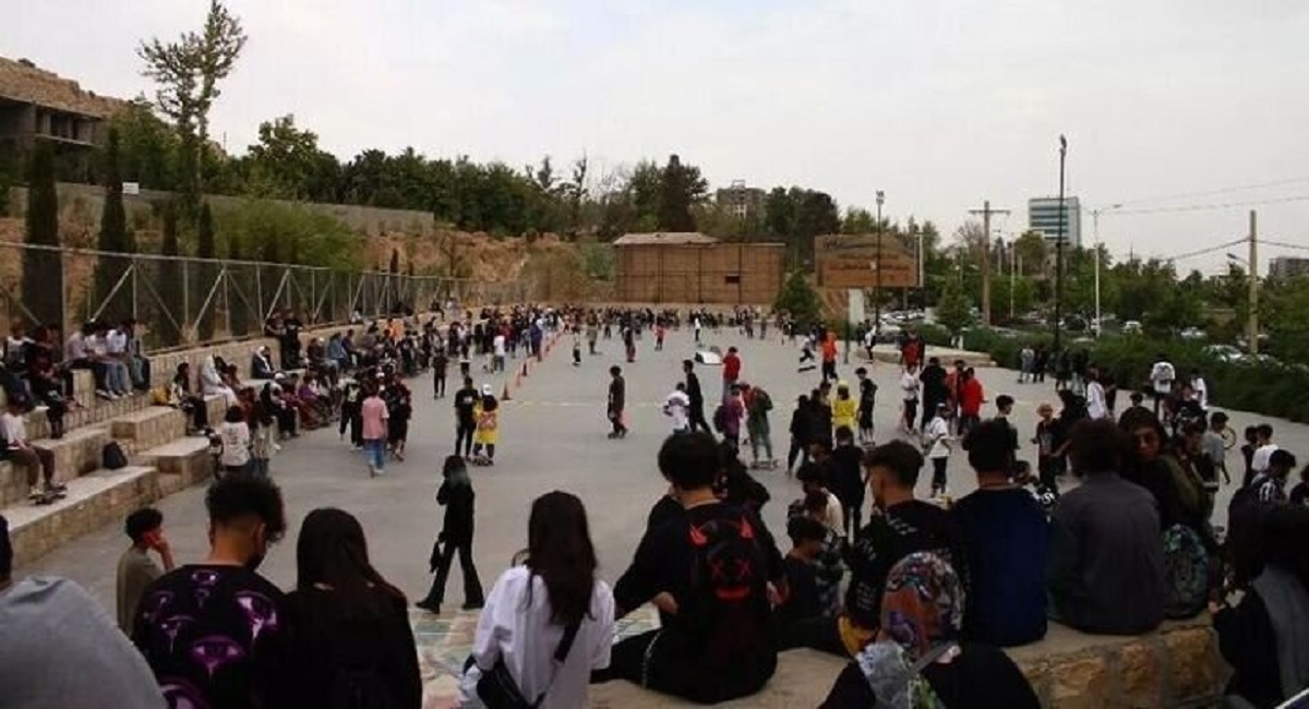 تجمع جوانان در شیراز