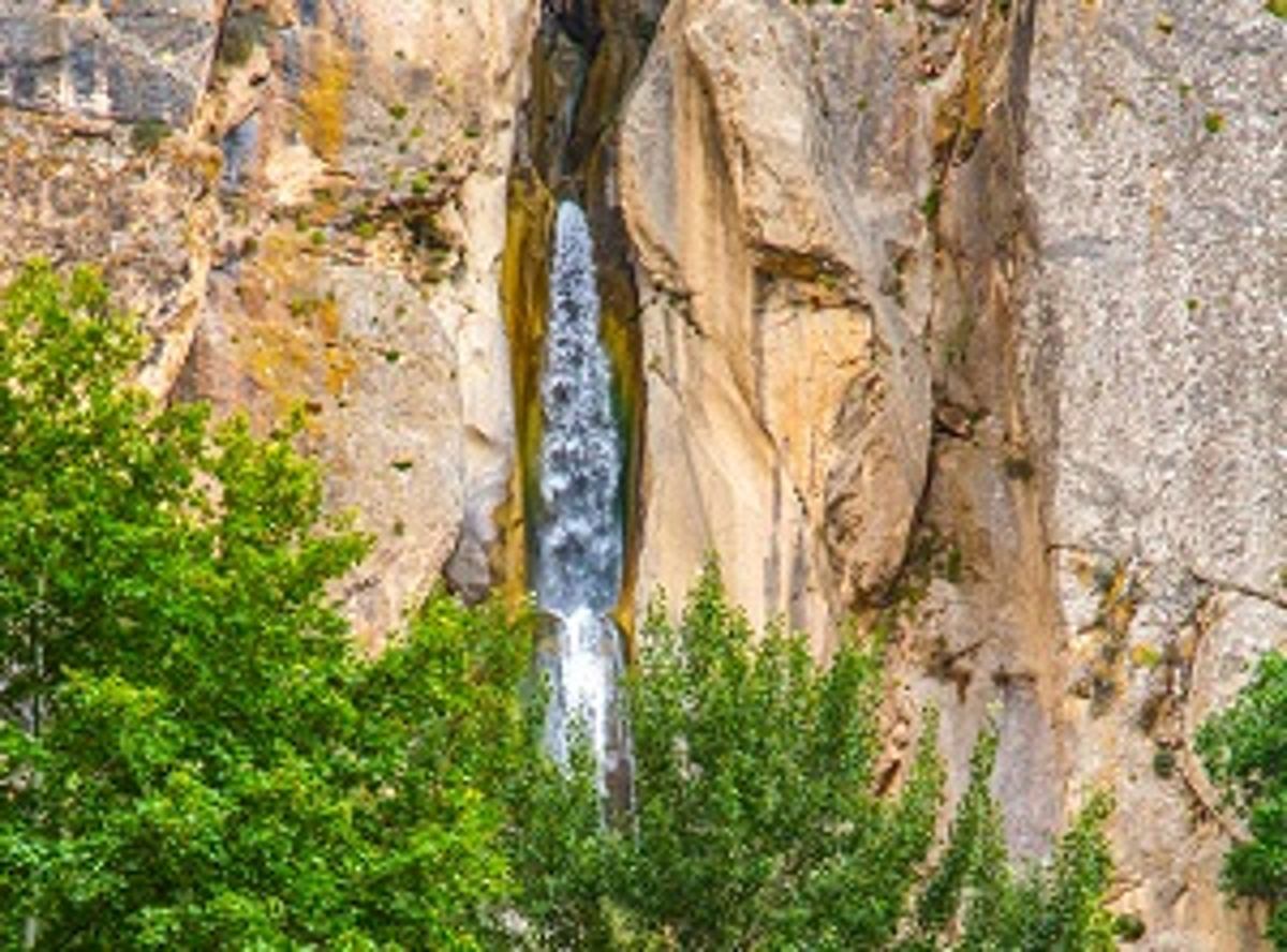 معرفی آبشار شاهاندشت، یکی از مرتفع‌ترین آبشار‌های ایران