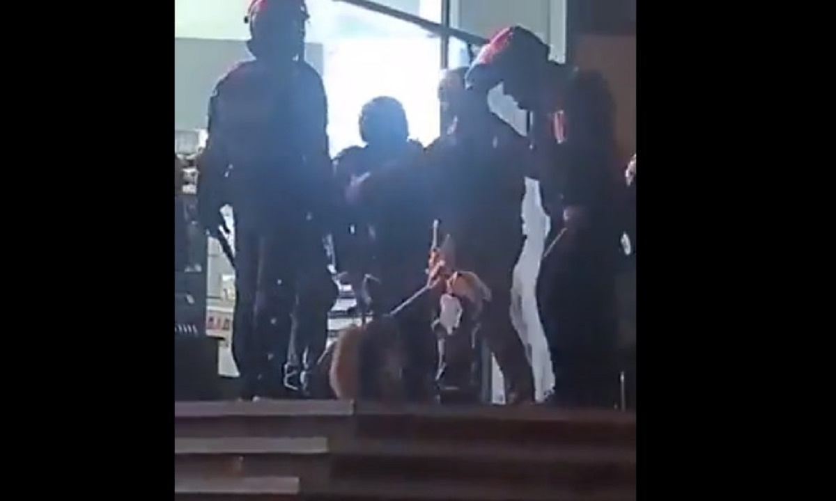 کتک زدن معترضان