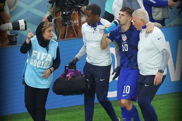 زن ایرانی کنار بازیکنان آمریکا چه کسی بود؟ +عکس