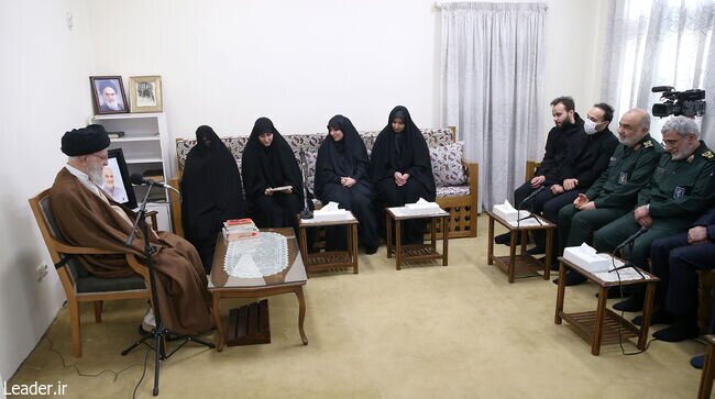 عکس جدید از همسر و دختران سردار سلیمانی در دیدار با رهبر انقلاب