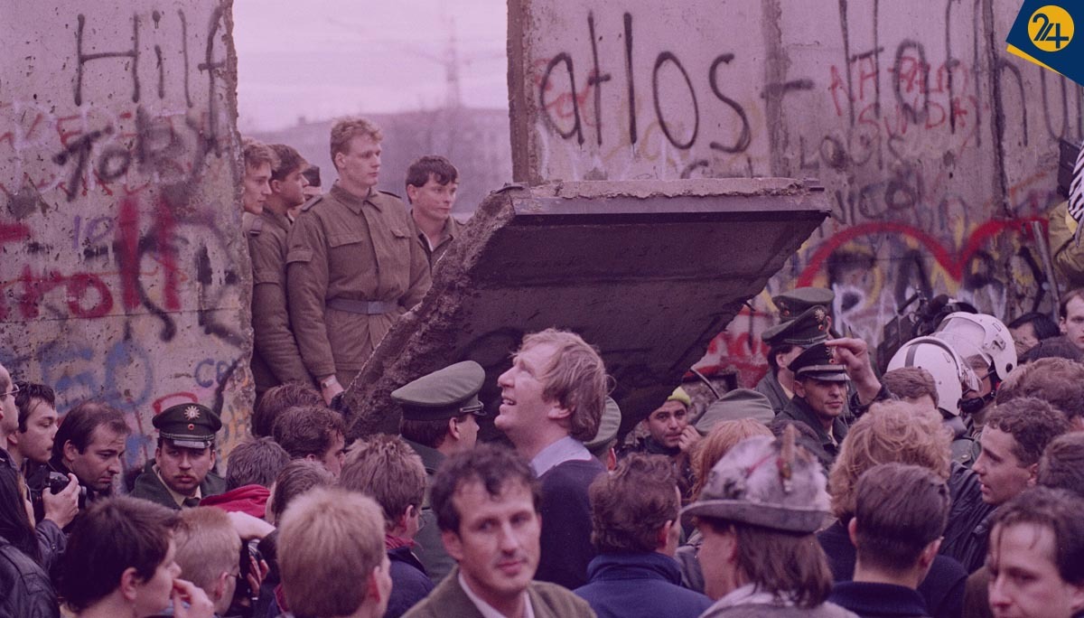لحظه سقوط دیوار برلین