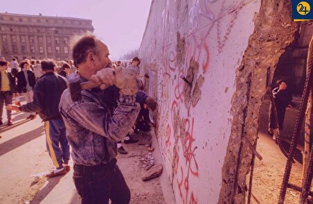 لحظه تاریخی سقوط دیوار برلین
