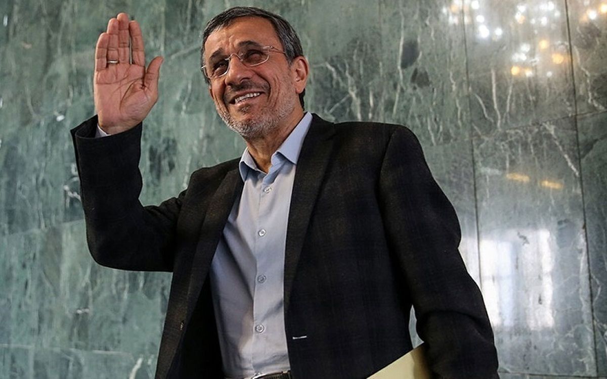 دست‌بوسی از احمدی‌نژاد