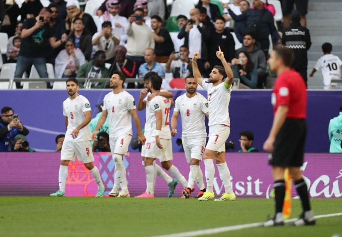 ورود بازیکنان تیم ملی به زمین در میان تشویق هواداران ایرانی