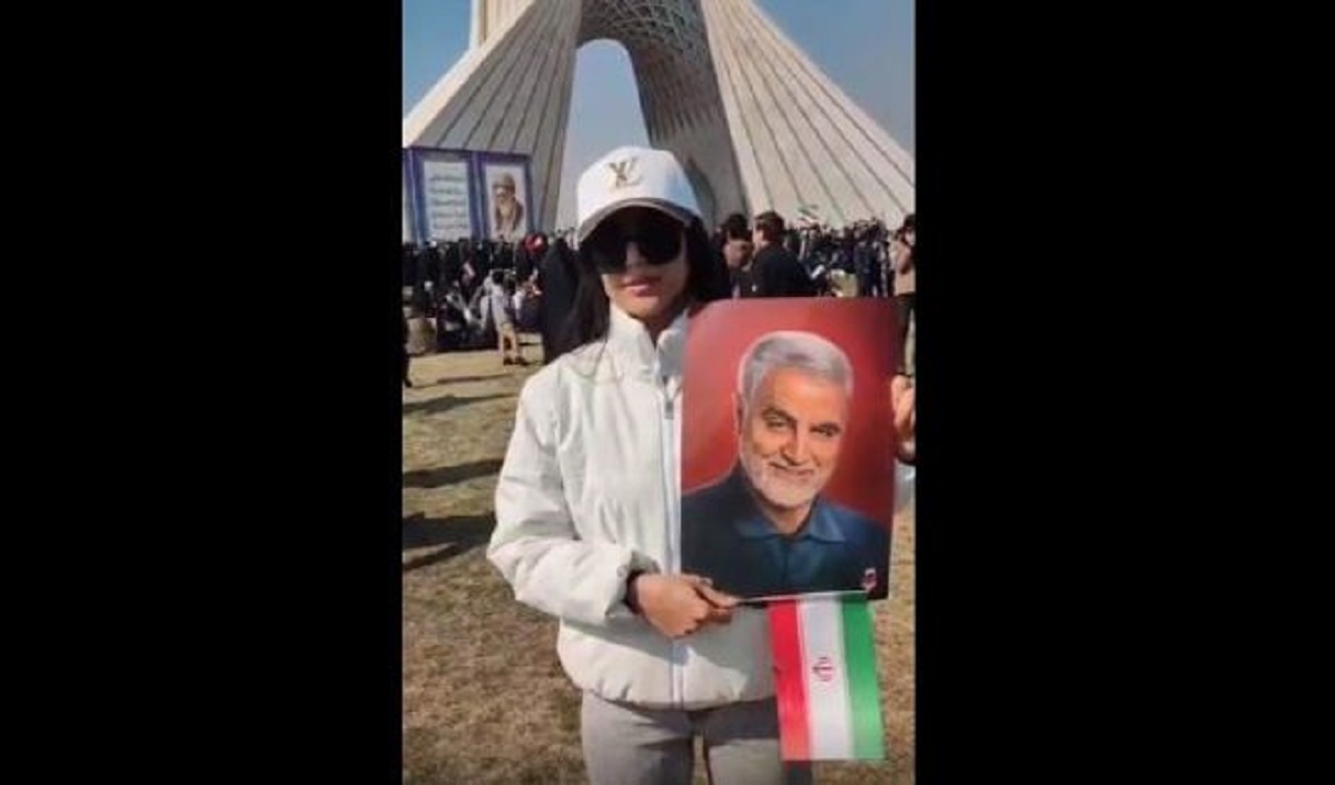 ظاهر متفاوت دختر جوان در راهپیمایی 22 بهمن