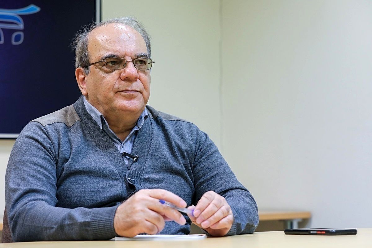 عباس عبدی: اصولگرایان روزی علیه افزایش قیمت ارز قیام و روز دیگر سکوت می‌کنند