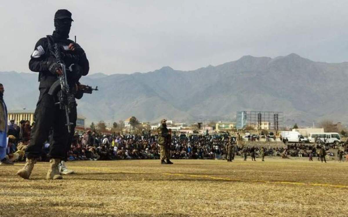 اقدام هولناک طالبان در استادیوم فوتبال!