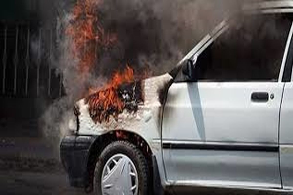 آتش سوزی خودروی پراید در یکی از خیابان‌های مشهد