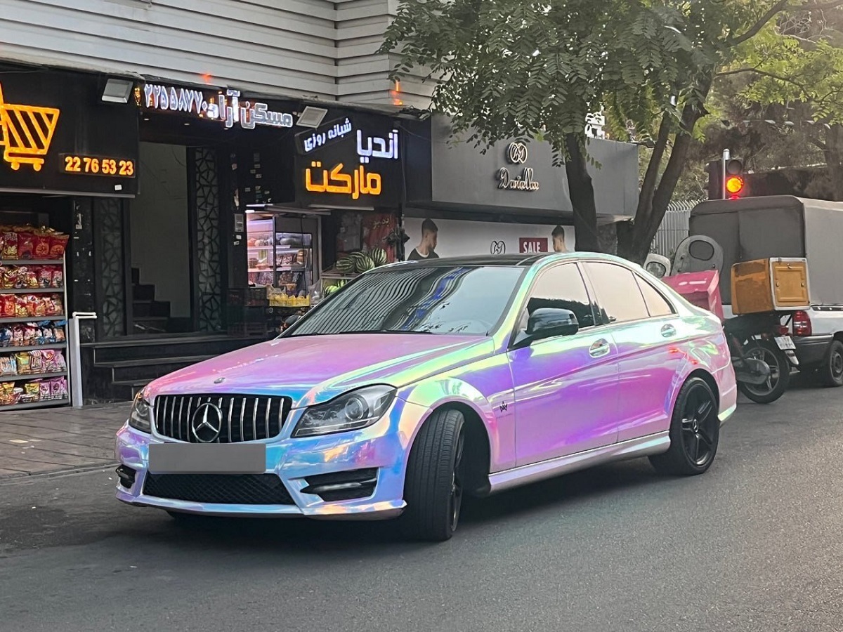 خودروی لوکس یک بلاگر با رنگ عجیب در تهران