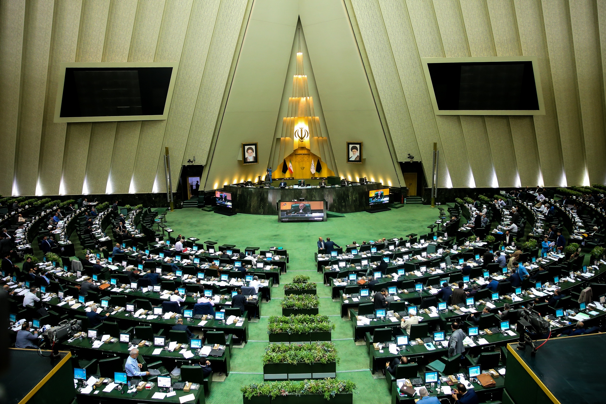 مجلس انقلابی با رسیدگی به لایحه حجاب طبق اصل ۸۵ موافقت کرد