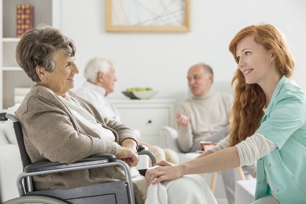 چگونه از سالمند آلزایمری نگهداری کنیم؟ استخدام پرستار سالمند