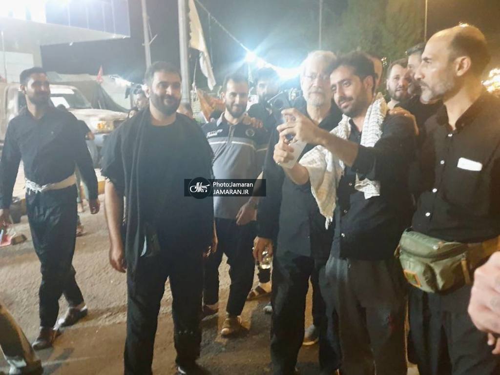 علی لاریجانی در حال خدمات رسانی به زائران اربعین