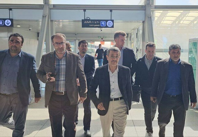 محمود احمدی‌نژاد در فرودگاه