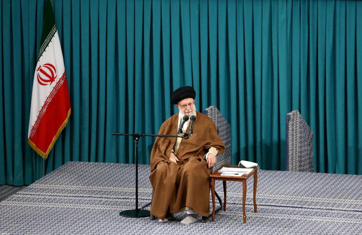 رهبر انقلاب: منسوب کردن دشمنی آمریکا با ملت ایران به حادثه تسخیر سفارت یک دروغ بزرگ است