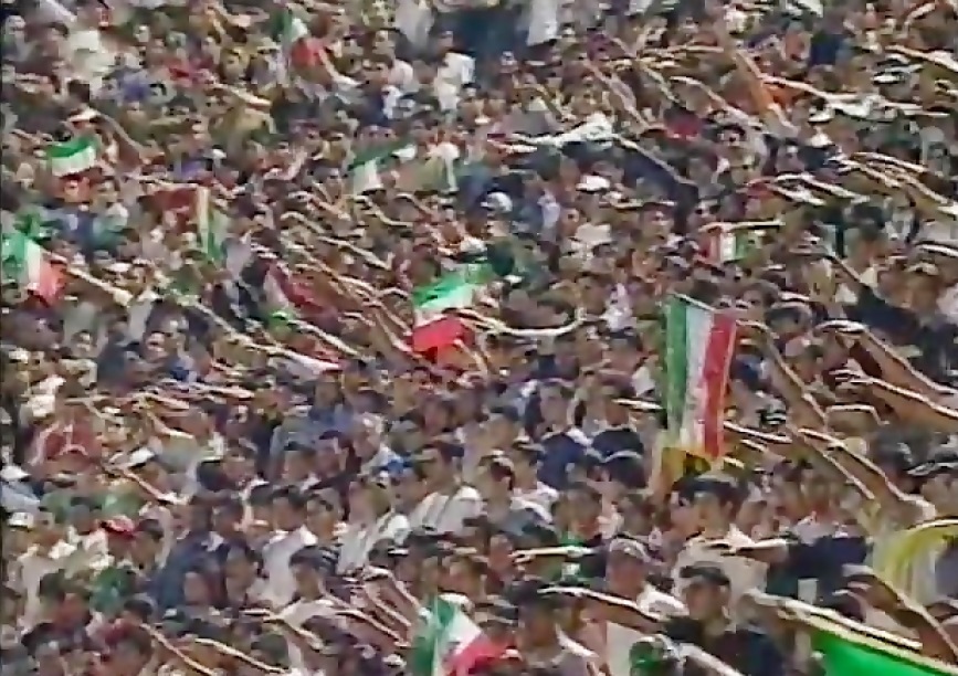 سلام نظامی نازی تماشاگران فوتبال در بازی ایران و آلمان