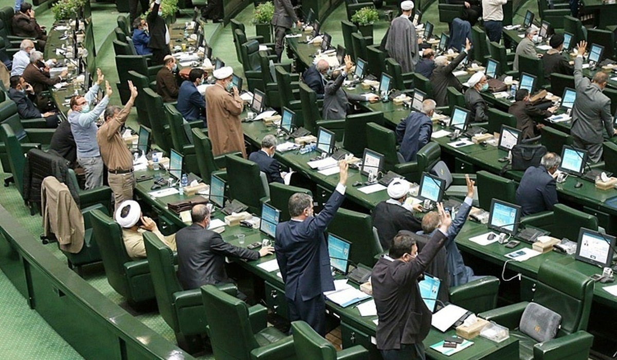 روزنامه جمهوری اسلامی: مجلس انقلابی نیست، چون در خدمت مردم نیست