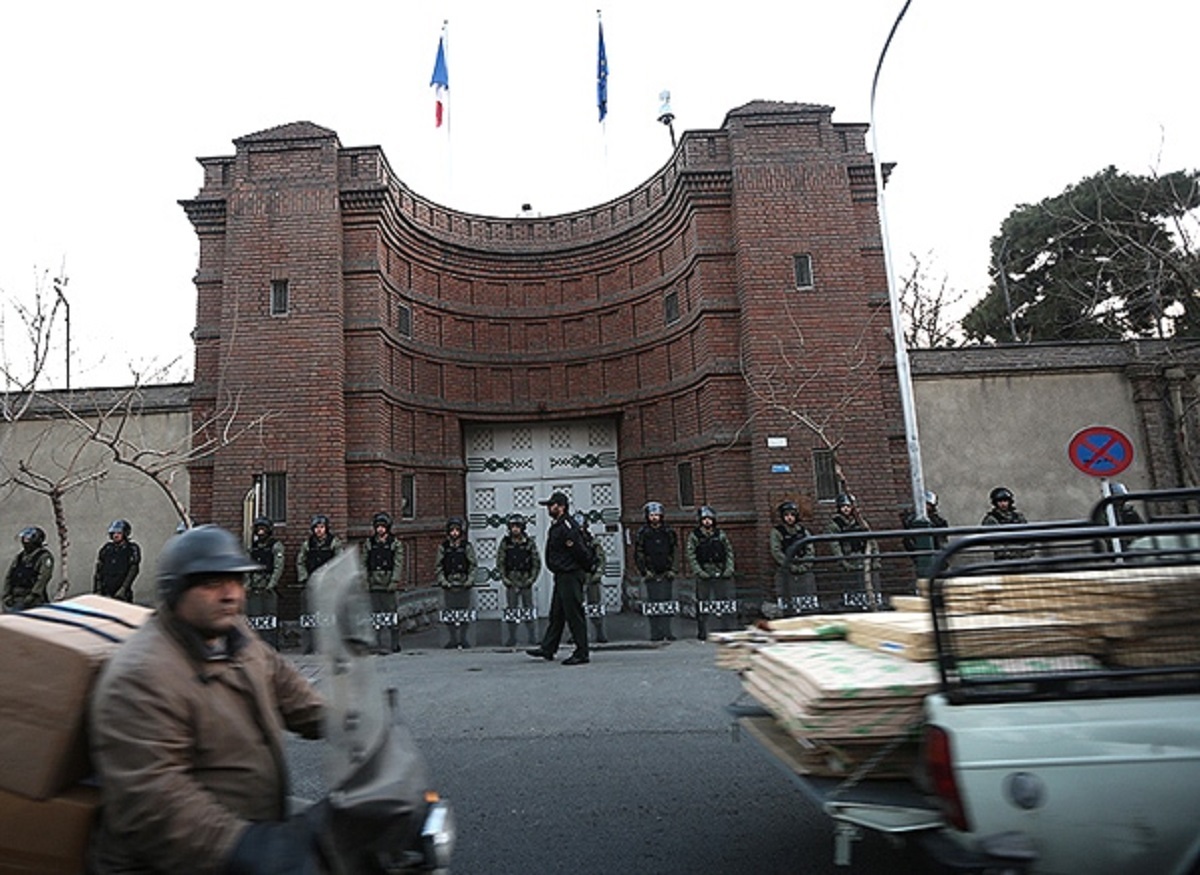 افشای بازار سیاه فروش وقت سفارت فرانسه در ایران؛ ۵۰۰ یورو برای هر نفر