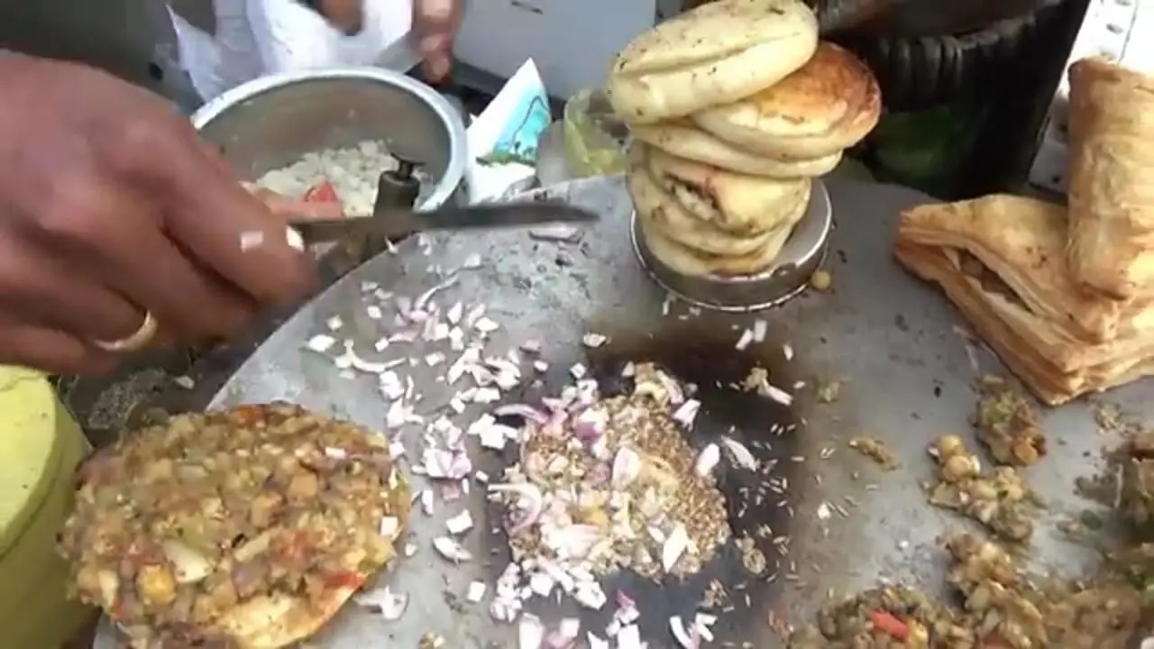 ویدئو از وضعیت عجیب غذای خیابانی در هند!