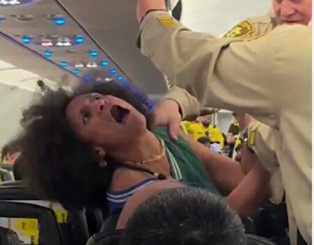 اخراج مسافر مزاحم از هواپیما به ظن مصرف مواد مخدر +فیلم