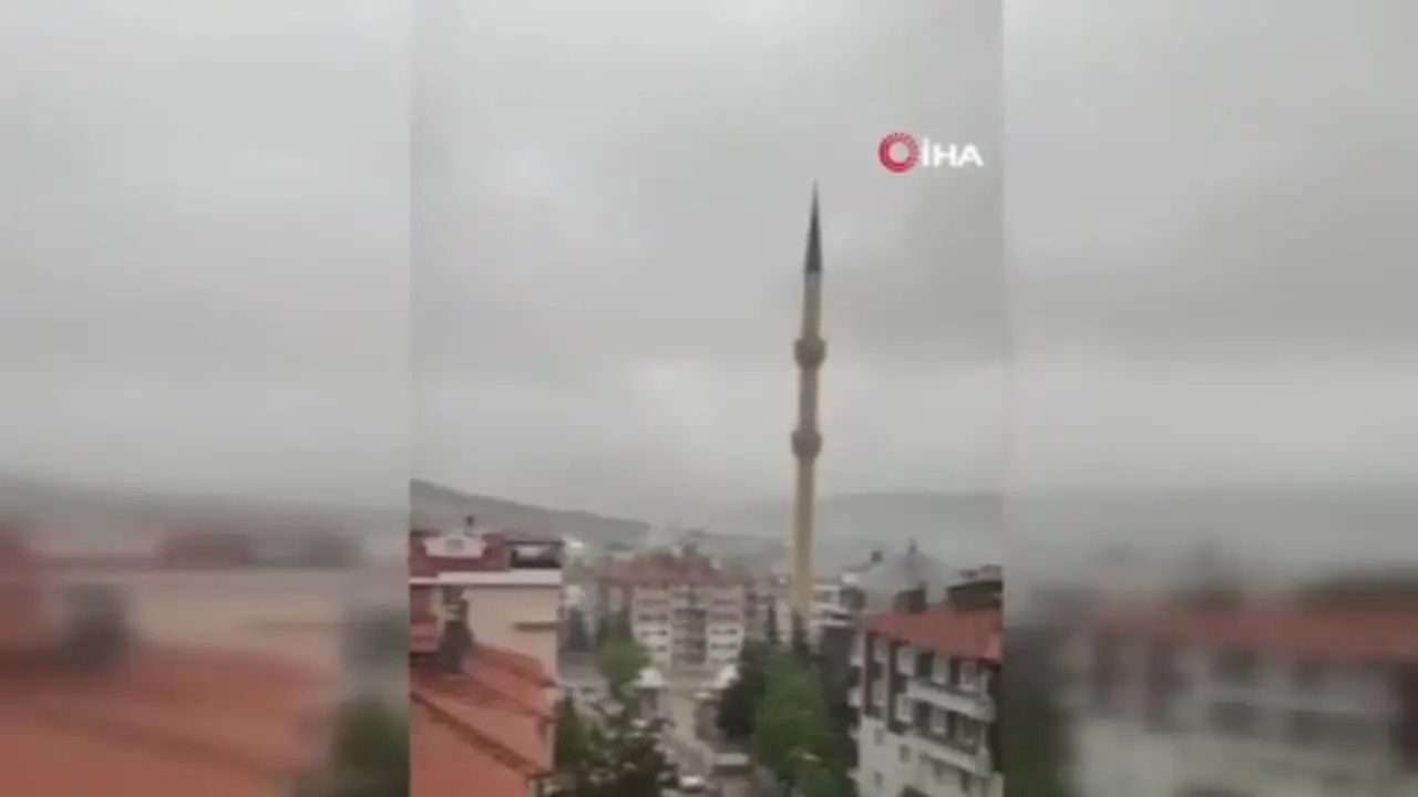 لحظه ترسناک ریزش مناره یک مسجد بخاطر طوفان