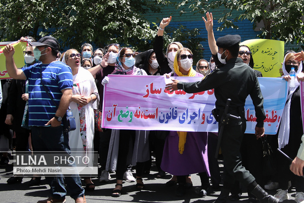 تجمع اعتراضی کلینیک‌ها و انجمن‌های ترک اعتیاد در مقابل سازمان و غذا و دارو